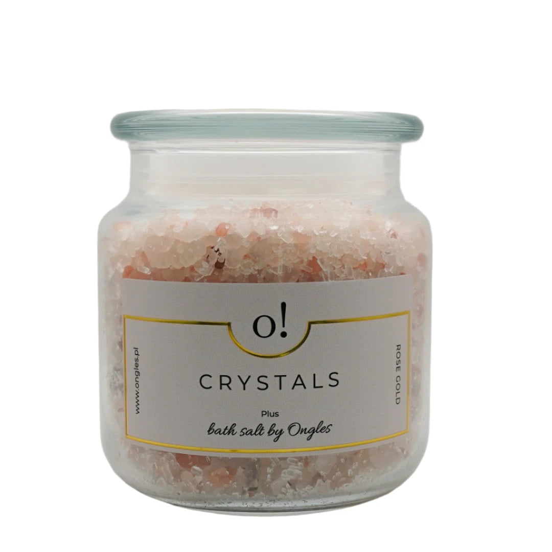 Sól do kąpieli Drzewo Cedrowe 600g w postaci kryształków, idealna do relaksującej kąpieli. Naturalny zapach drzewa cedrowego pomaga odprężyć ciało i umysł, zapewniając chwilę wytchnienia i pielęgnację skóry.