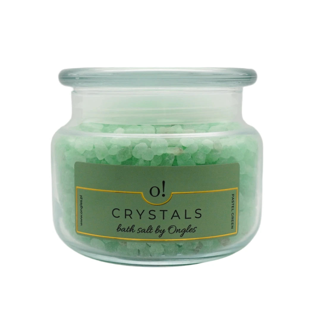 Sól do kąpieli Trawa Cytrynowa 420g od Ongles w pastelowym zielonym opakowaniu. Naturalna sól o orzeźwiającym zapachu trawy cytrynowej, idealna do relaksu i pielęgnacji skóry, doskonała jako prezent lub do codziennego użytku.